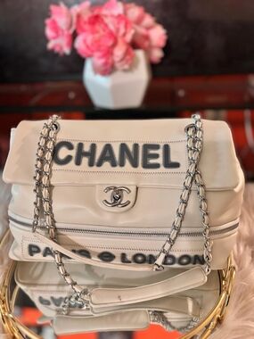 CHANEL Cream Leather Chain-Handle Shoulder Bag with Bold Logo Size Large